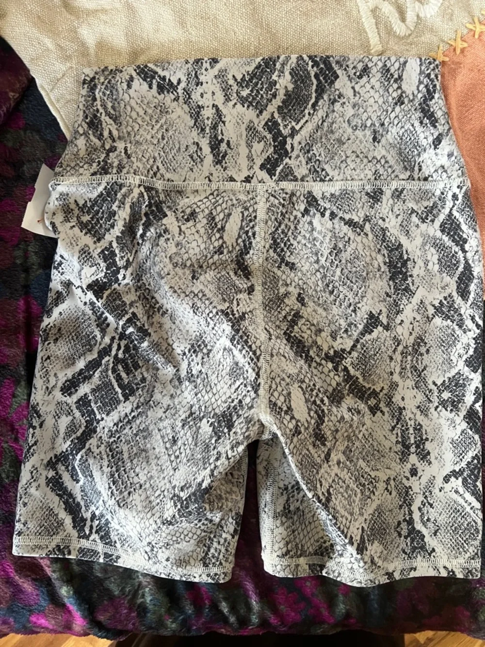 ALO Yoga Snake-Print athletic Shorts - Gray & Black 🆕 Size 2